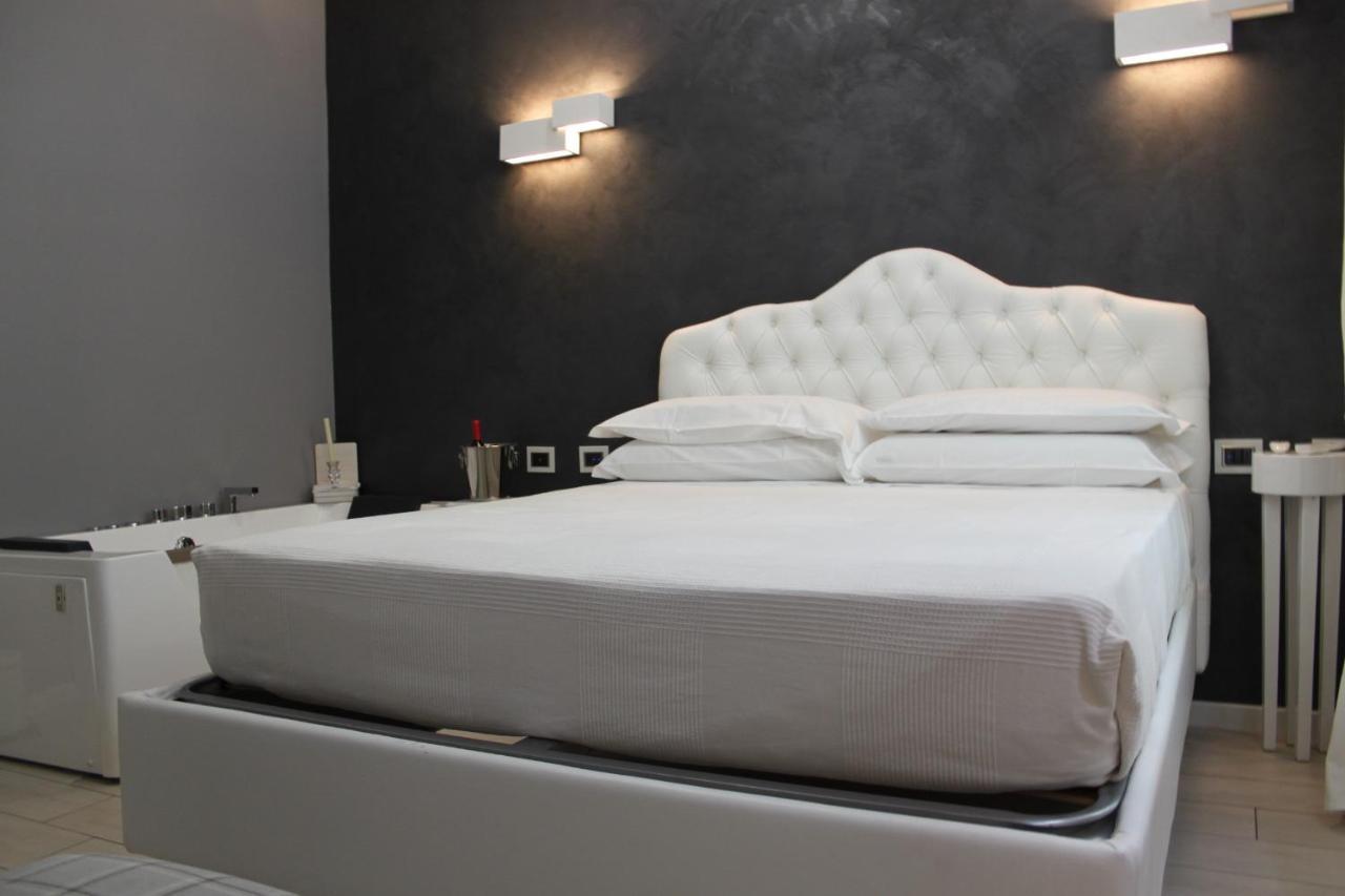 Jacuzzi Apartament By Parmacentro B&B Exterior photo