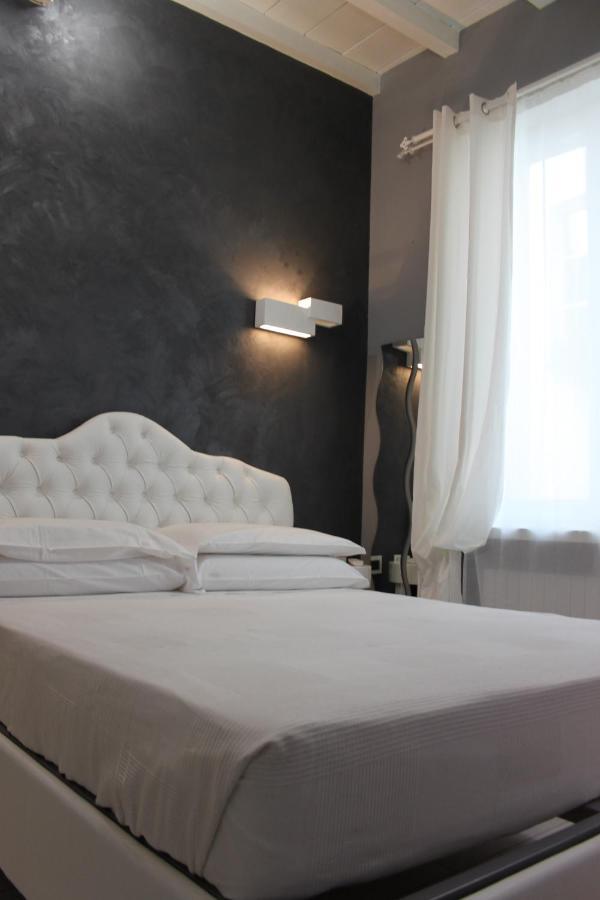Jacuzzi Apartament By Parmacentro B&B Exterior photo
