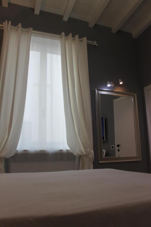 Jacuzzi Apartament By Parmacentro B&B Exterior photo