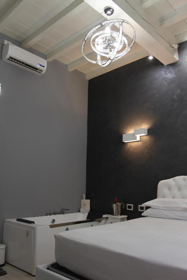 Jacuzzi Apartament By Parmacentro B&B Exterior photo